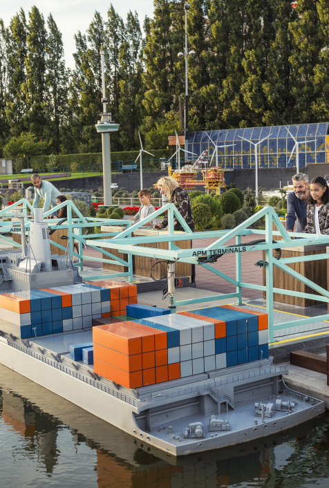 Containers laden in Rotterdam Madurodam