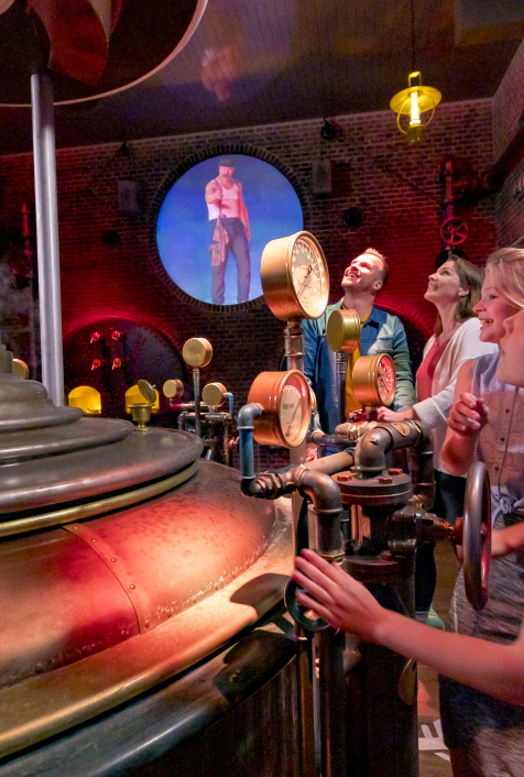 Kinderen bedienen de raders van de stoommachine in attractie De Waterwolf