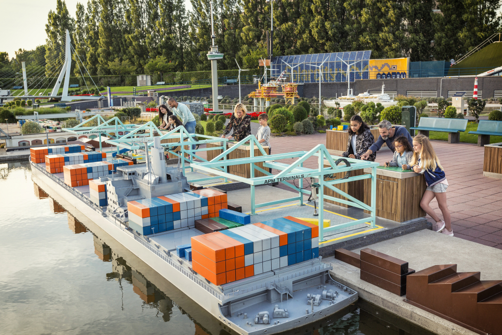 gezinnen bij containers laden in madurodam