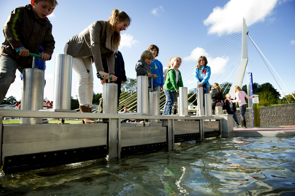 buitenactiviteit spelen met water