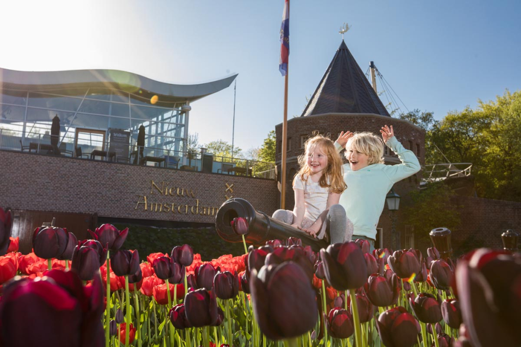 Madurodam in de lente met twee kinderen op een kanon