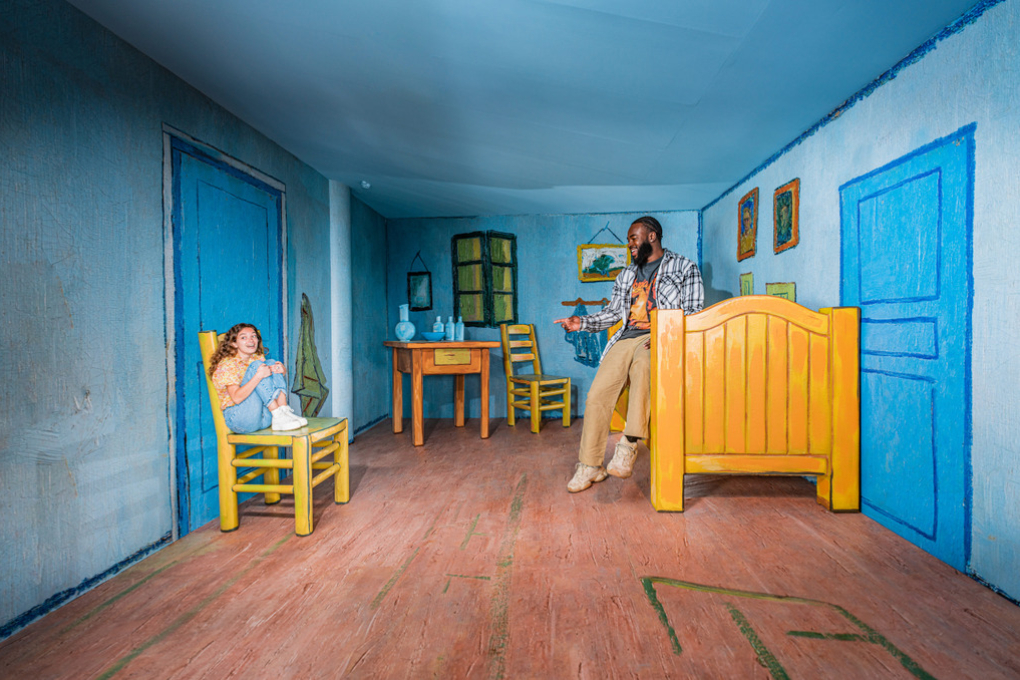 Twee bezoekers poseren in schilderij van Van Gogh in De Hollandse Meesters