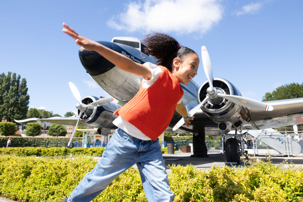 Vliegtuigje spelen voor attractie The Flying Dutchman in zomers Madurodam
