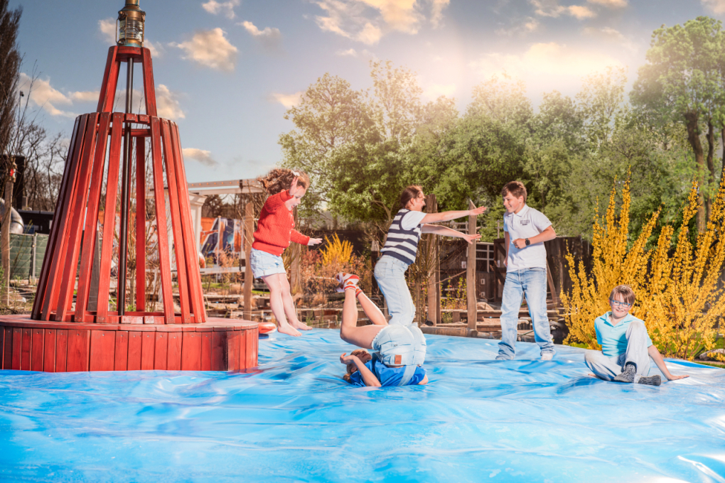 Zomers dagje uit in Madurodam: kinderen spelen op het waterkussen in Rivierenland
