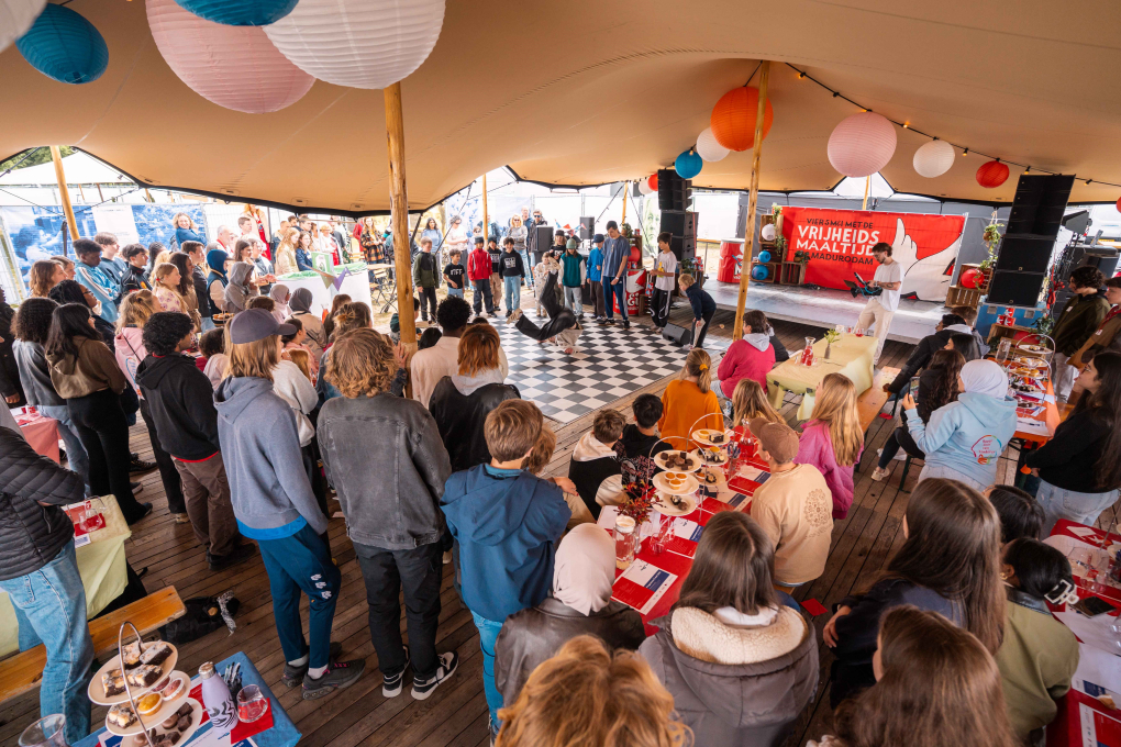 vrijheidsmaaltijd 5 mei in Den Haag gezellig met jongeren bij elkaar