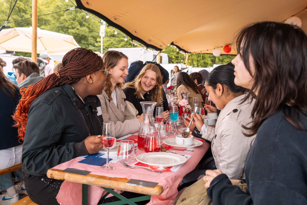 Kinderen aan tafel bij de Vrijheidsmaaltijd 2025