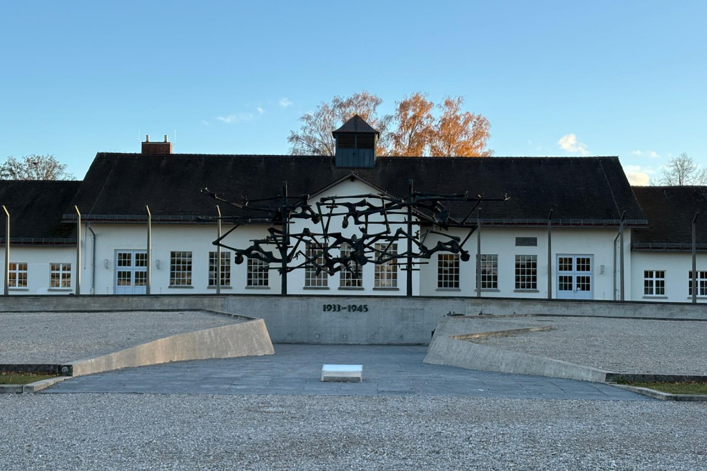 Kunstwerk van Dachau tijdens Dachaureis 2025