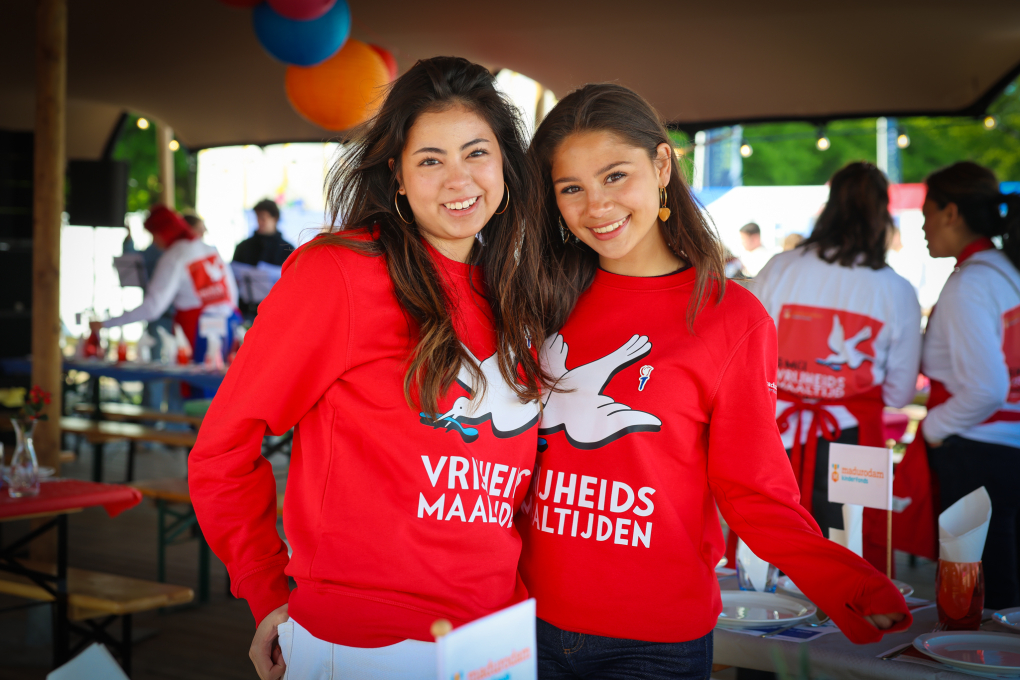 Collegeleden Noa en Cato tijdens Haagse Vrijheidsmaaltijd 2026