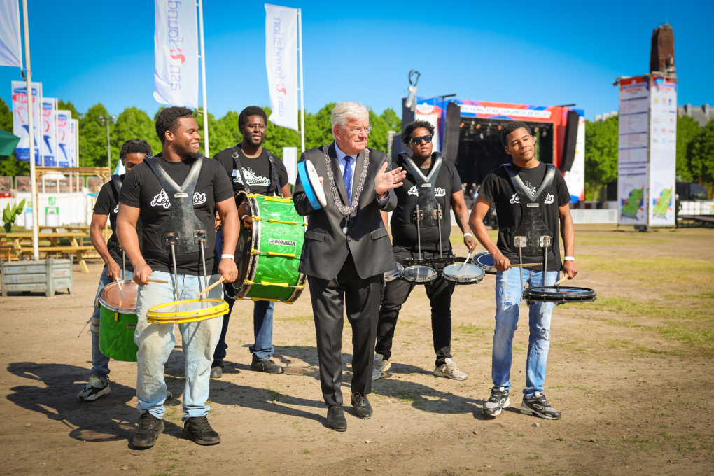 Burgemeester van Zanen speelt muziek tijdens Haagse Vrijheidsmaaltijd 2026