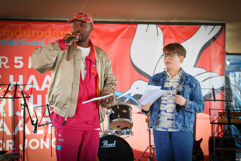 Spoken word tijdens Haagse Vrijheidsmaaltijd 2026