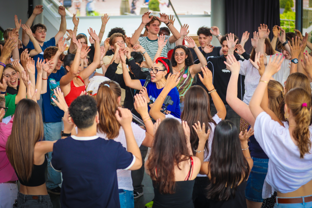 Kinderen dansen samen tijdens MaduroFusion 2026