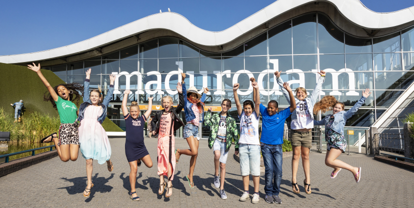 Groep kinderen voor entree van Madurodam in de zomer