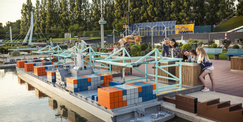 Containers laden in Rotterdam Madurodam