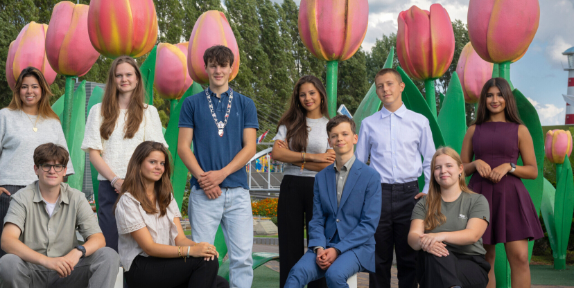 Groepsfoto van het college van burgemeester en wethouders van Madurodam (2025-2026)