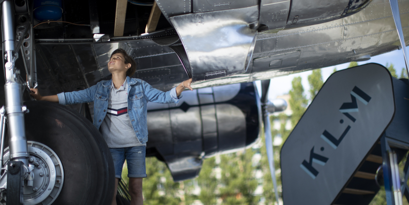 Jongen kijkt in laadruim Flying Dutchman