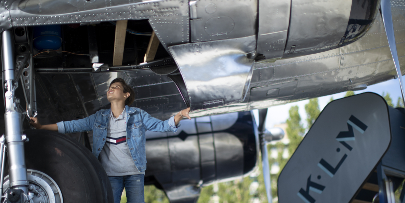 Jongen kijkt in laadruim Flying Dutchman