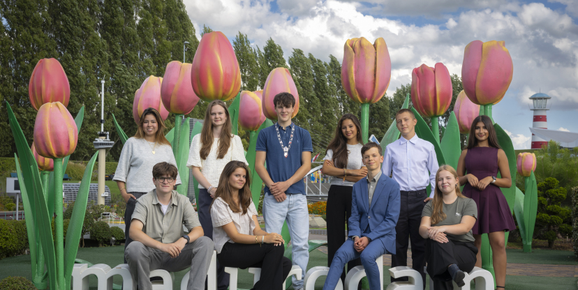 Groepsfoto van college burgemeester en wethouders 2025-2026 bij grote tulpen