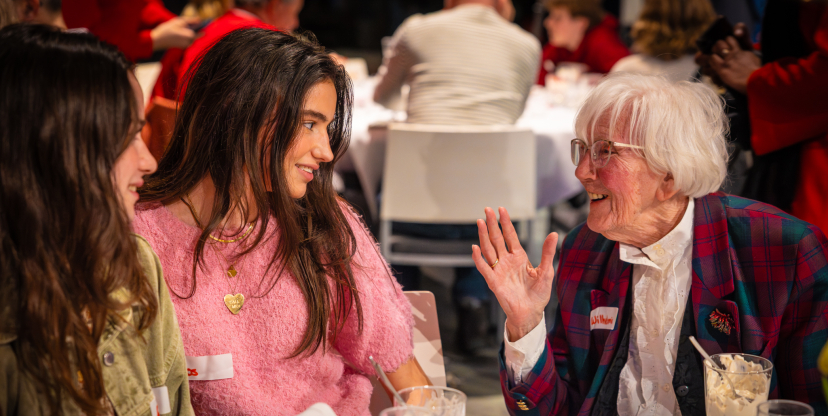 Jong en oud in gesprek tijdens het Hart2Hart diner in Madurodam