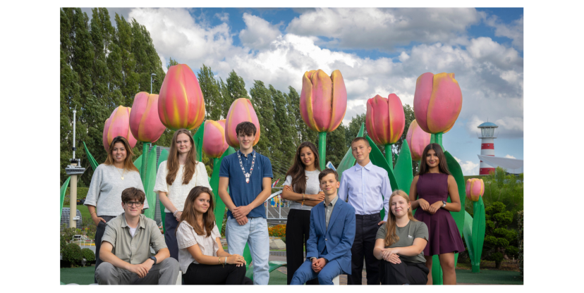 Groepsfoto van college burgemeester en wethouders 2025-2026 bij grote tulpen