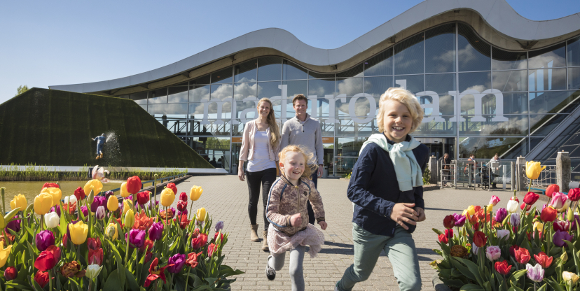 Entree Madurodam in het voorjaar, gezin met twee kinderen in beeld