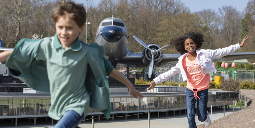 Kinderen rennen langs The Flying Dutchman