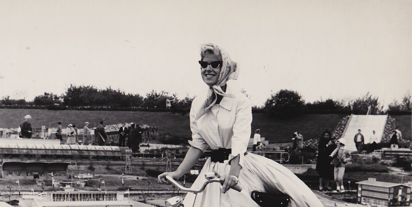 historische foto dame op fiets