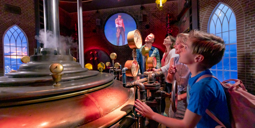 Kinderen bedienen de raders van de stoommachine in attractie De Waterwolf