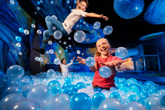 Dagje uit in Madurodam: kinderen leven zich uit in ballenbak in De Hollandse Meesters