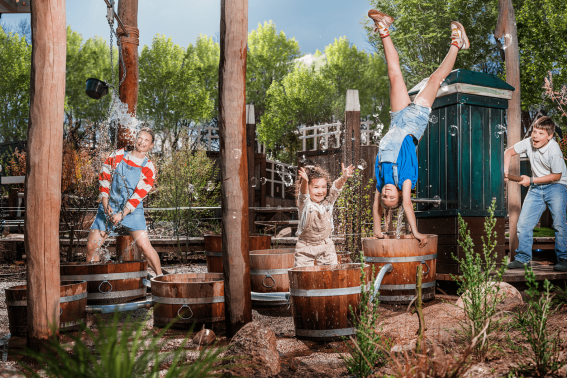 Zomers dagje uit in Madurodam: kinderen spelen en spetteren met water in Rivierenland