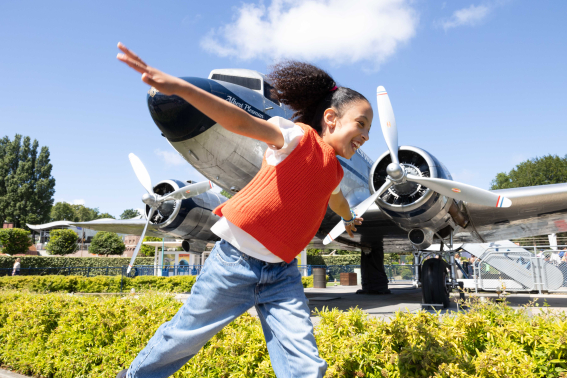 Vliegtuigje spelen voor attractie The Flying Dutchman in zomers Madurodam