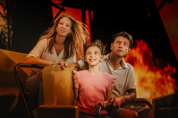 Gezin in De Windjager in Madurodam: vader, moeder en dochter kijken verwondert om zich heen