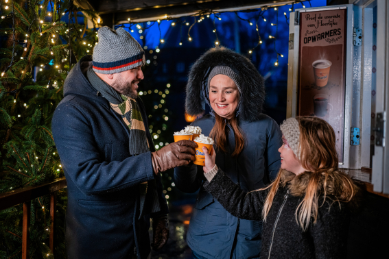 Gezin aan de chocomelk