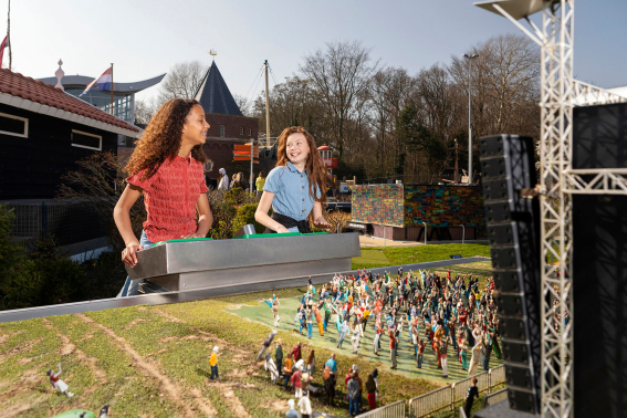 Zonnig dagje uit in Madurodam: kids draaien plaatjes bij de DJ-tafel van Armin van Buuren