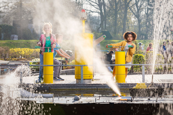 Zonnig dagje uit in Madurodam: kids blussen vuur op een schip