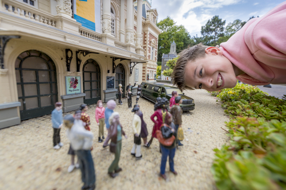 Kind geniet van attracties en activiteiten in Madurodam