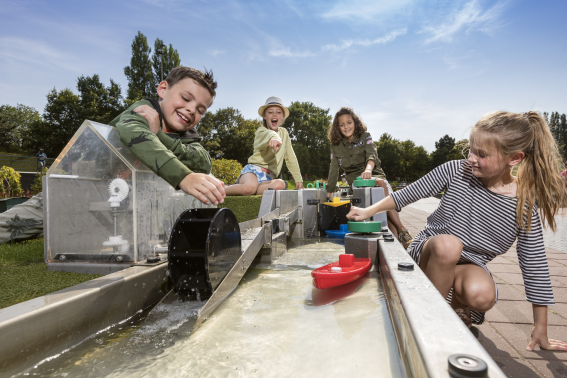 Kinderen in Madurodam bij de Waterweg