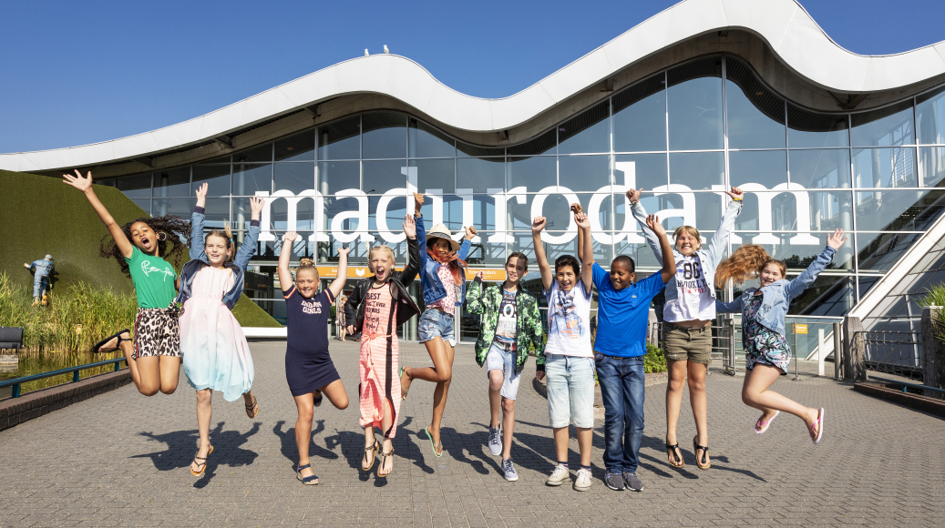 Groep kinderen voor entree van Madurodam in de zomer