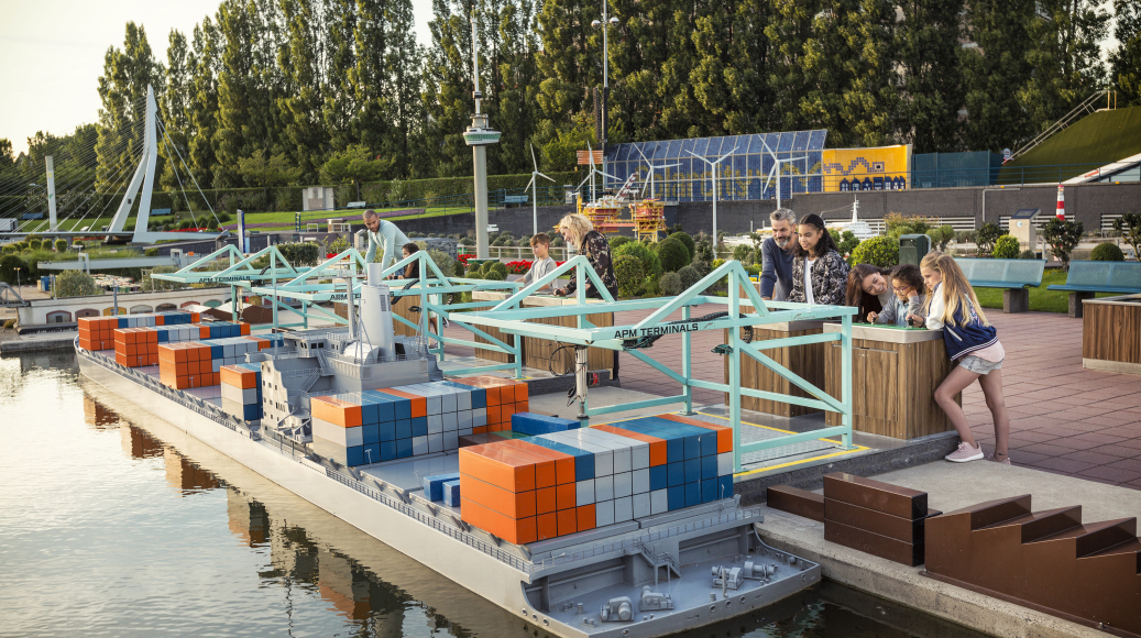 Containers laden in Rotterdam Madurodam