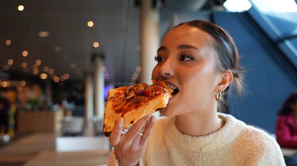 Pizza eten in Madurodam