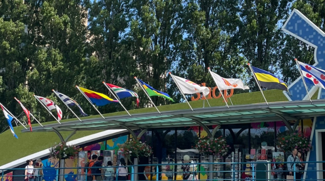 Vlaggen voor de shop in Madurodam
