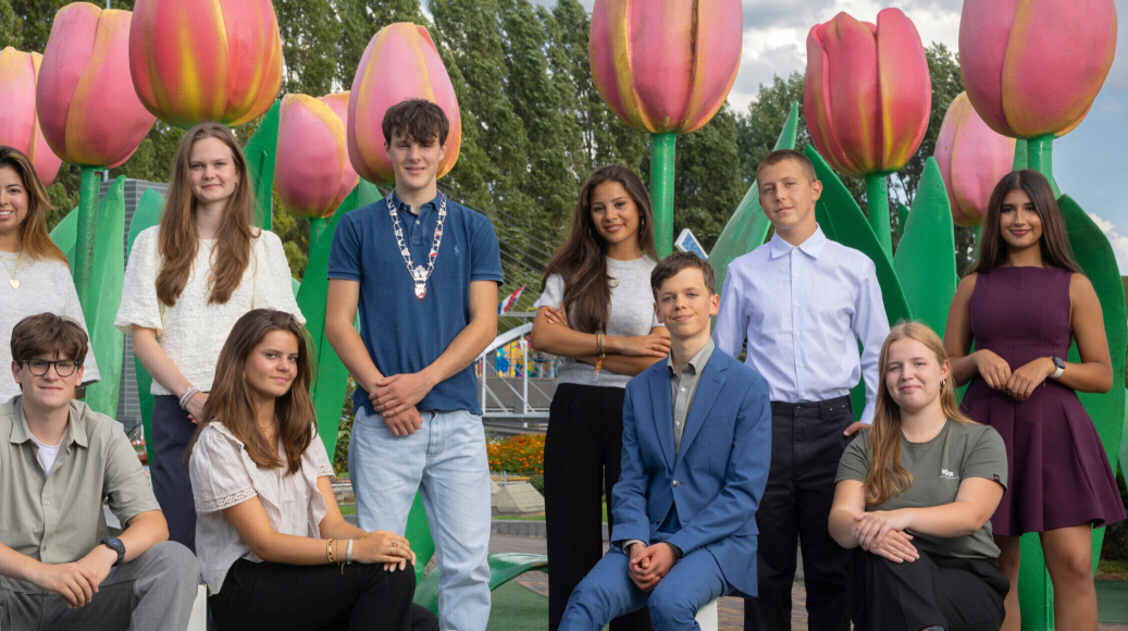 Groepsfoto van het college van burgemeester en wethouders van Madurodam (2025-2026)