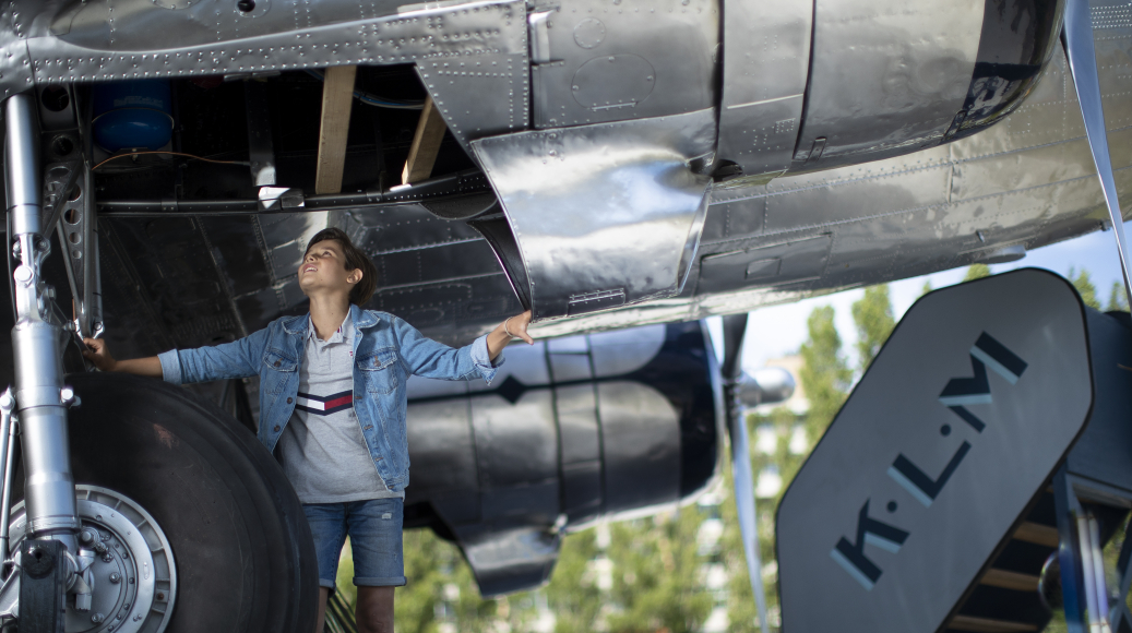 Jongen kijkt in laadruim Flying Dutchman