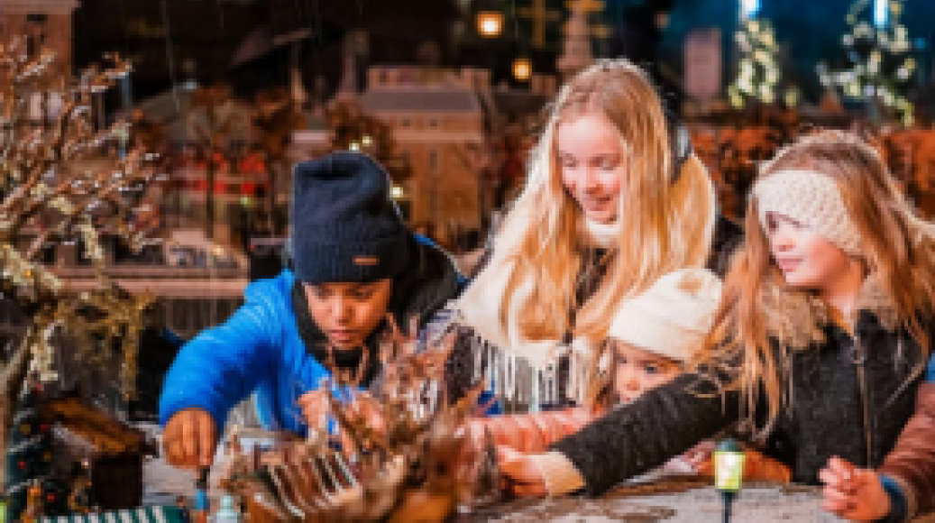 Kinderen bij winterse miniaturen