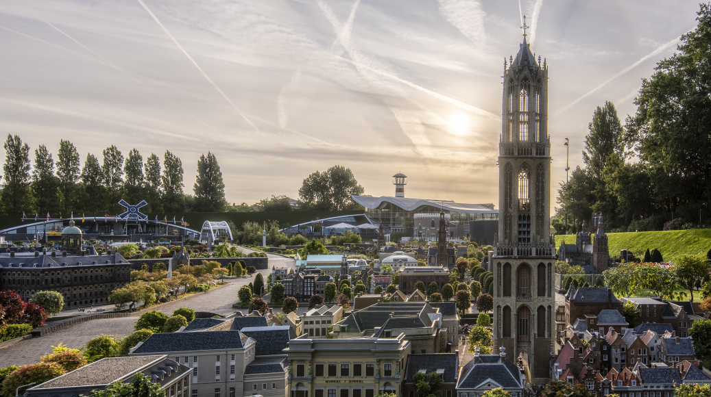 Overzicht van 's zomers Madurodam met De Domtoren