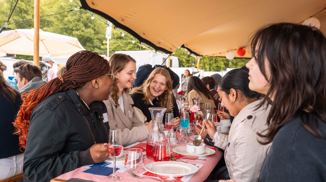 Kinderen aan tafel bij de Vrijheidsmaaltijd 2025