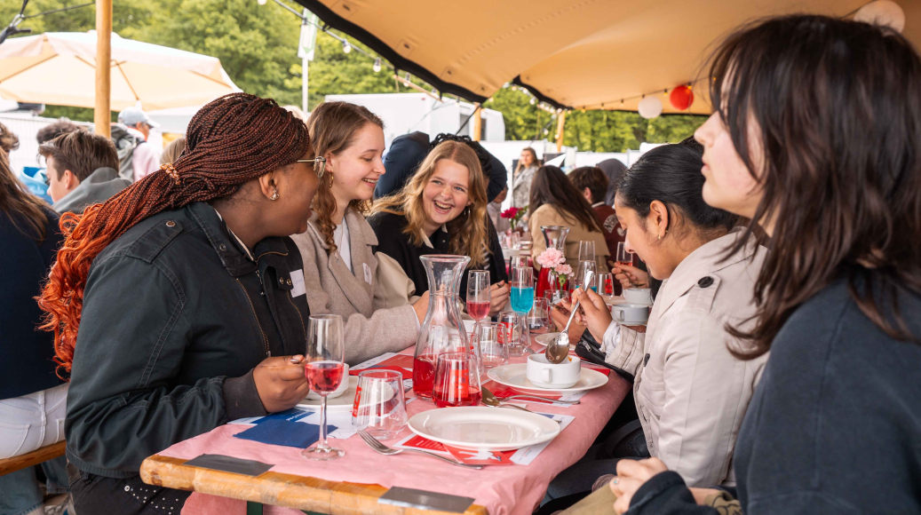 Kinderen aan tafel bij de Vrijheidsmaaltijd 2025