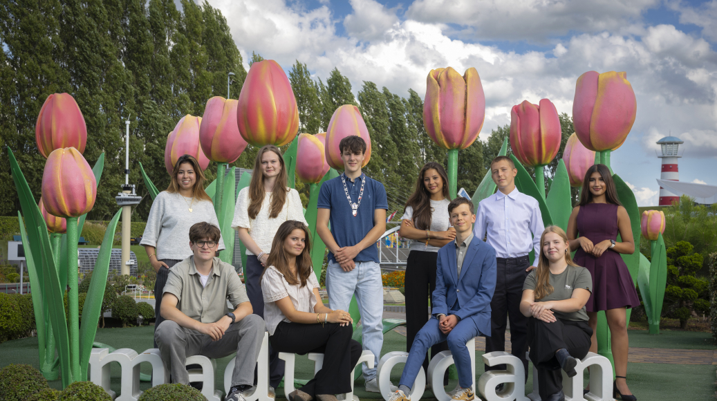 Groepsfoto van college burgemeester en wethouders 2025-2026 bij grote tulpen