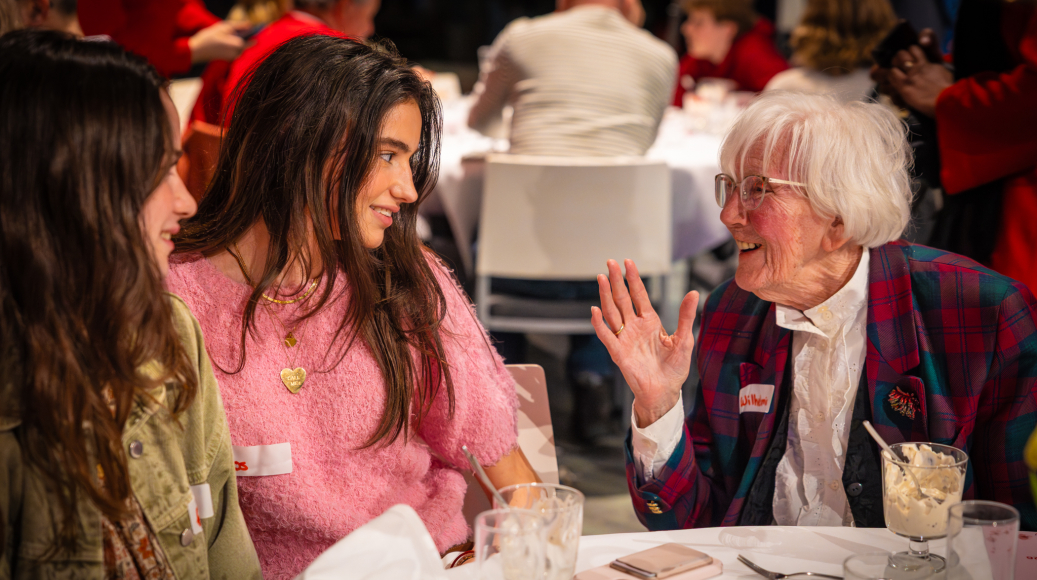 Jong en oud in gesprek tijdens het Hart2Hart diner in Madurodam