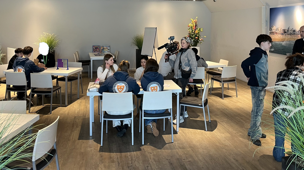 Jongeren komen samen tijdens geslaagd challenge Meet@Maduro in Madurodam