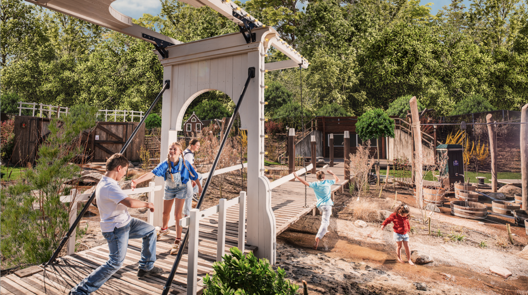 Kinderen spelen in spetterweide Rivierenland met water en beekjes